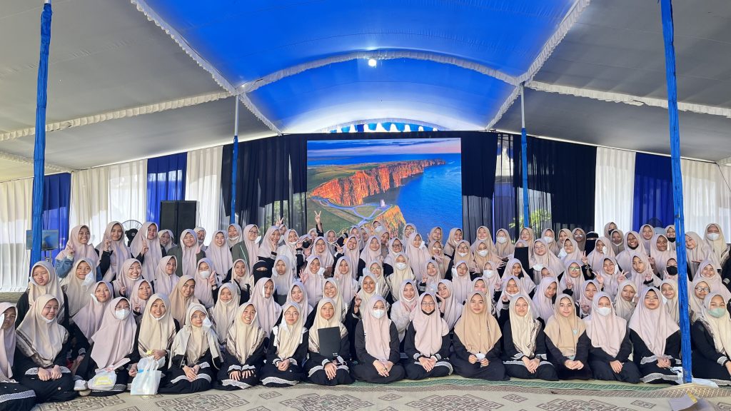Bangkit Bersama Kartini : Peran Santri di Era Modern